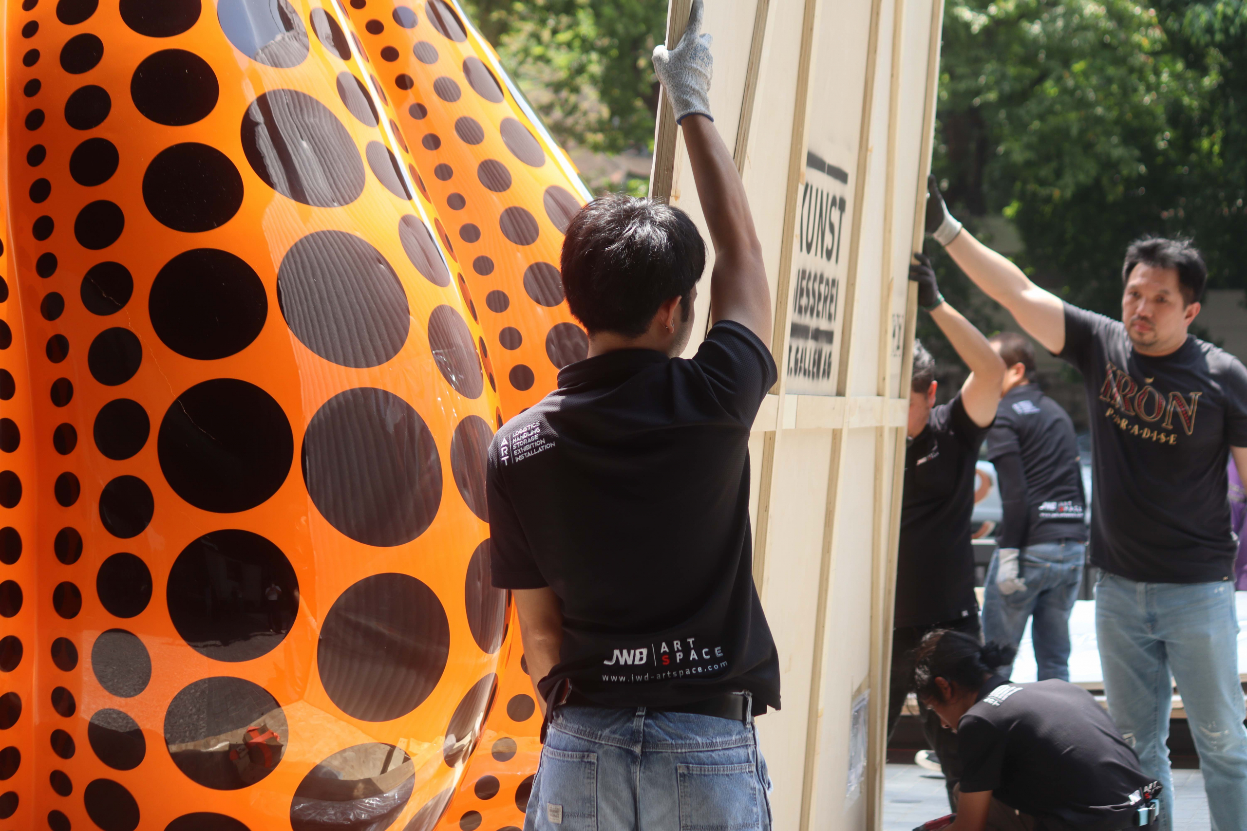 JWD Art Space ดูแลและจัดการนำเข้า ขนย้าย และติดตั้งผลงาน Yellow Pumpkin โดยยาโยอิ คุซามะ